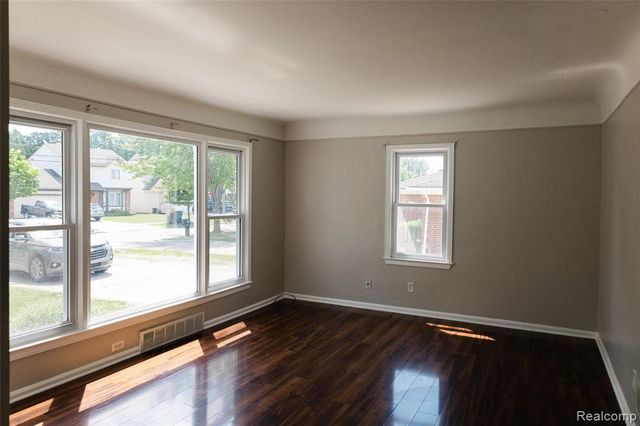 32501 Robeson Street, Saint Clair Shores, MI 48082
