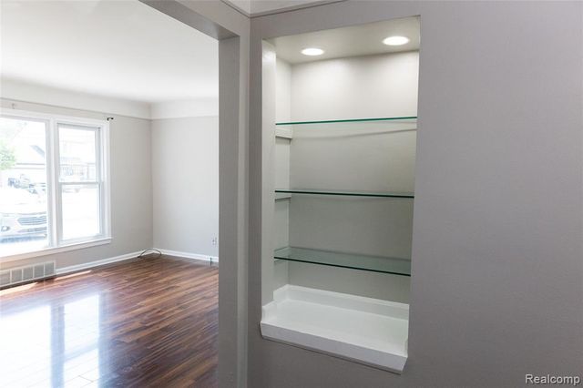 32501 Robeson Street, Saint Clair Shores, MI 48082