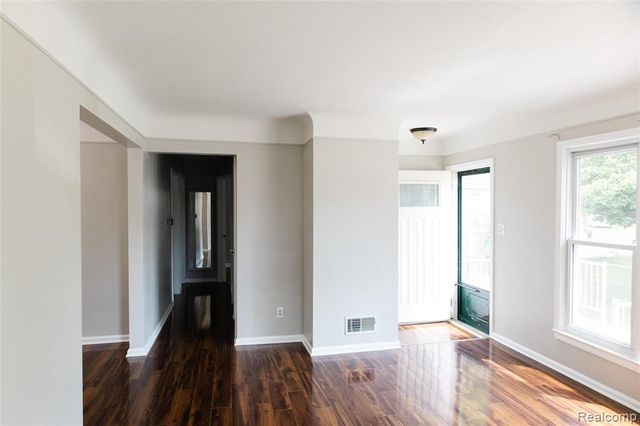 32501 Robeson Street, Saint Clair Shores, MI 48082