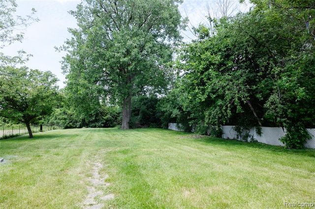 32501 Robeson Street, Saint Clair Shores, MI 48082