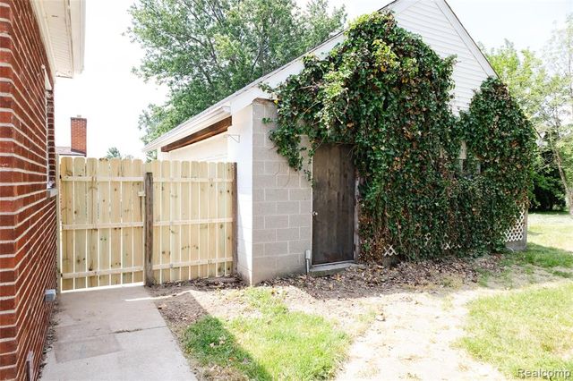 32501 Robeson Street, Saint Clair Shores, MI 48082