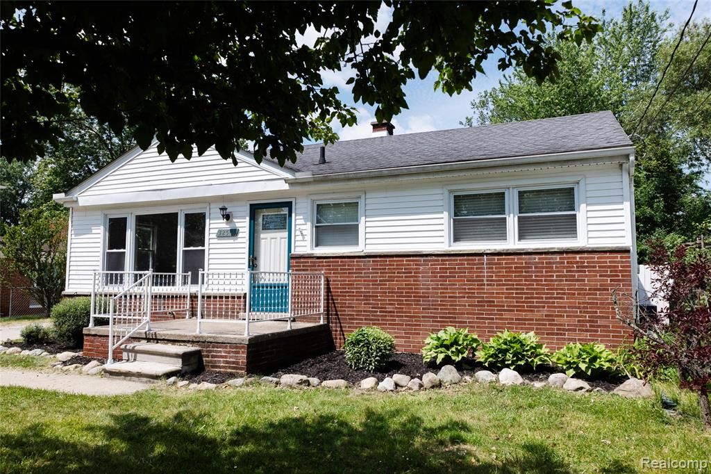 32501 Robeson Street, Saint Clair Shores, MI 48082