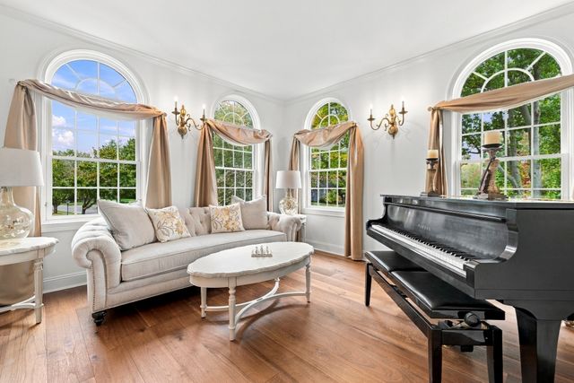 2 Hampton Court, Lynnfield, MA 01940