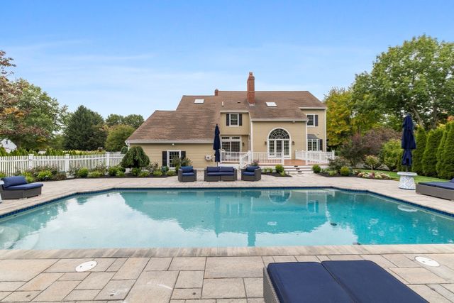 2 Hampton Court, Lynnfield, MA 01940