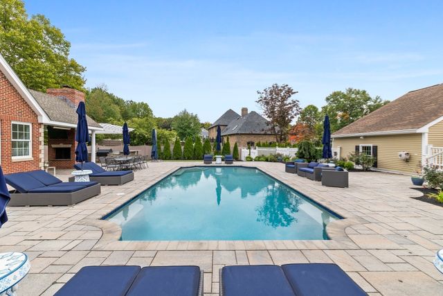 2 Hampton Court, Lynnfield, MA 01940