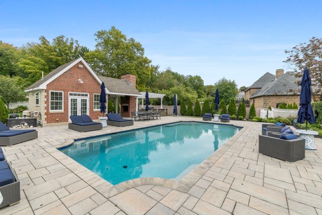 2 Hampton Court, Lynnfield, MA 01940