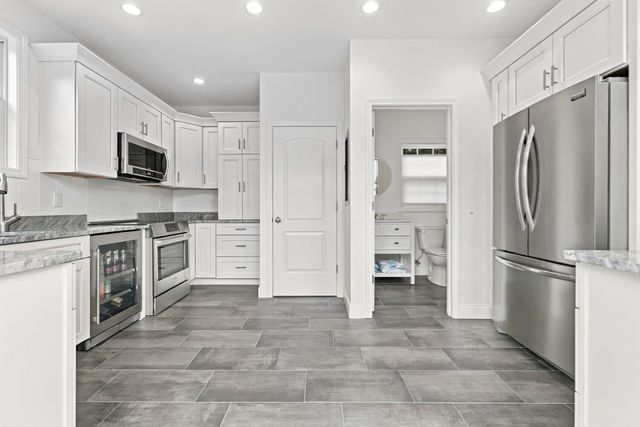 2 Hampton Court, Lynnfield, MA 01940