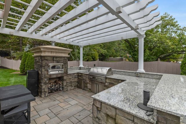 2 Hampton Court, Lynnfield, MA 01940