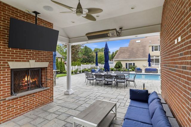 2 Hampton Court, Lynnfield, MA 01940