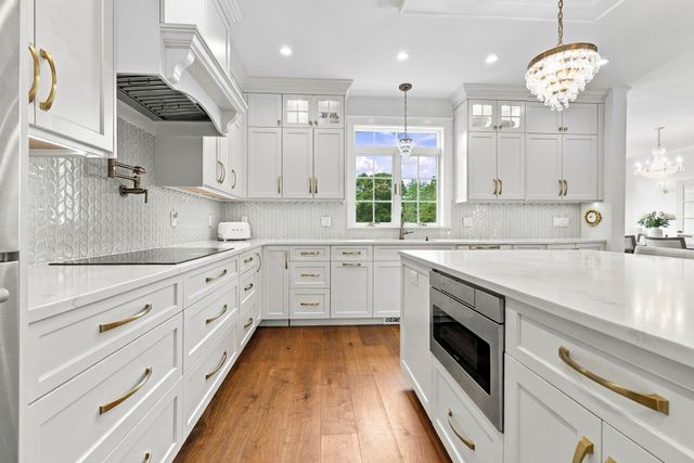 2 Hampton Court, Lynnfield, MA 01940