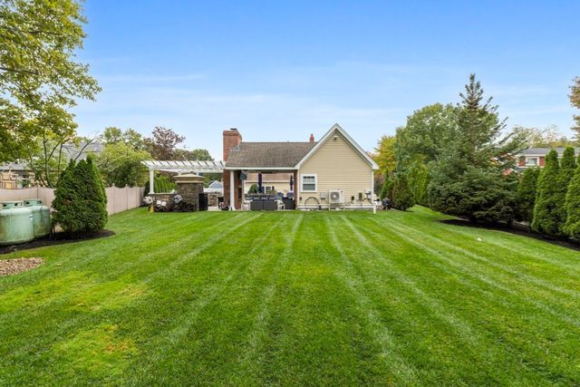 2 Hampton Court, Lynnfield, MA 01940