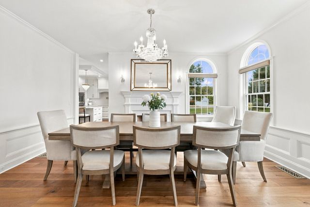 2 Hampton Court, Lynnfield, MA 01940