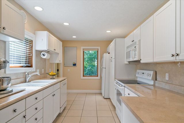 7414 Field Bay Avenue, Kalamazoo, MI 49009