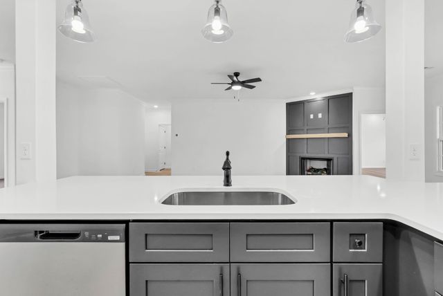 637 Woodrush Dr, Clarksville, TN 37040