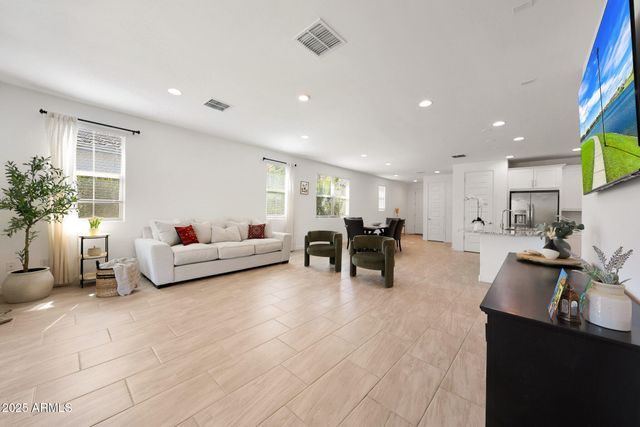 98 E LEO Place, Chandler, AZ 85249