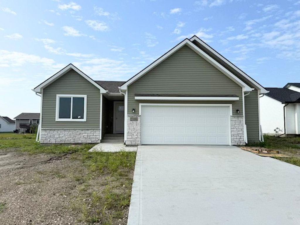 2109 White Oak Lane, Granger, IA 50109