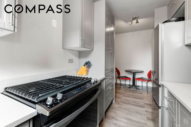 2540 31st Ave Apt 6F, New York City, NY 11106