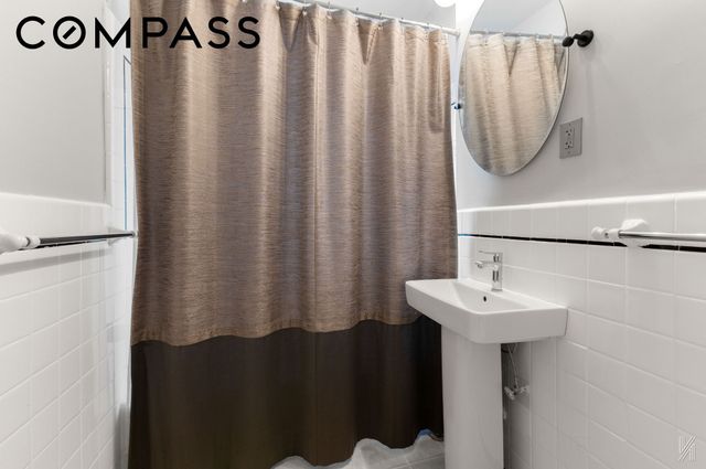 2540 31st Ave Apt 6F, New York City, NY 11106