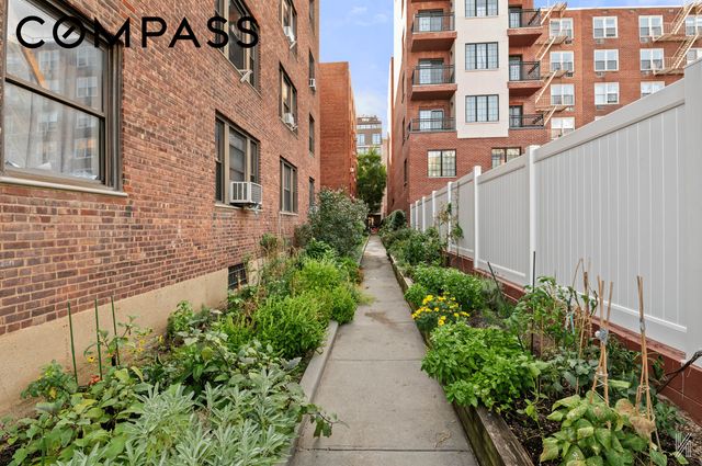 2540 31st Ave Apt 6F, New York City, NY 11106