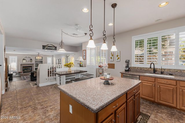 7046 W COTTONTAIL Lane, Peoria, AZ 85383