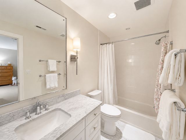2250 Telegraph Road, Bannockburn, IL 60015