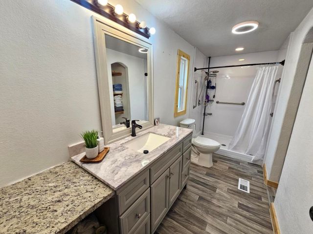 8404 Brook Street NE, Albuquerque, NM 87113