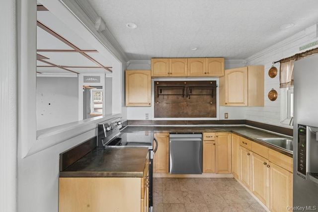 230 Lakeside Trail, Ridge, NY 11961