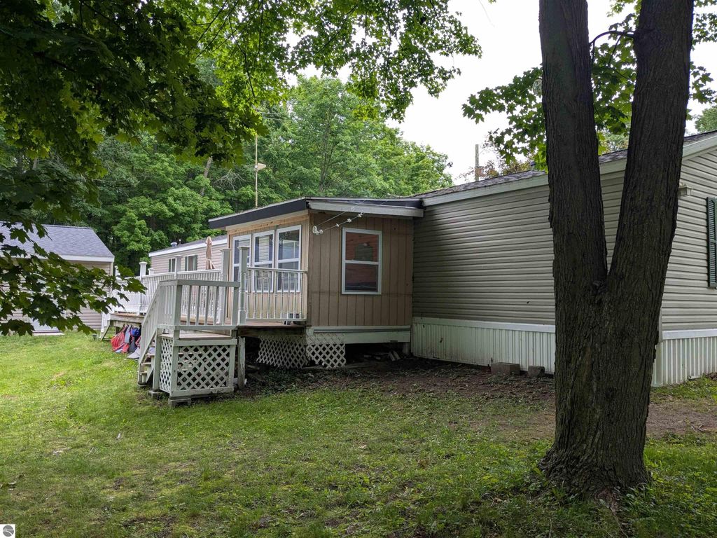 Image 6 of property listing at 7610 Windoga Lake Drive, Weidman, MI 48893