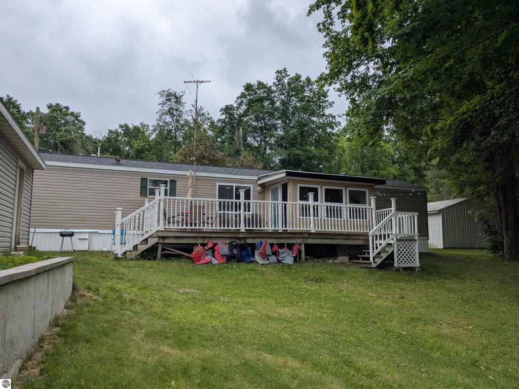 Image 7 of property listing at 7610 Windoga Lake Drive, Weidman, MI 48893