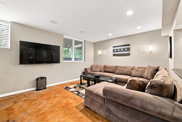 150 Santa Fe Lane, Willow Springs, IL 60480