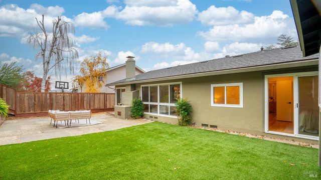 1881 Las Gallinas Ave, San Rafael, CA 94903