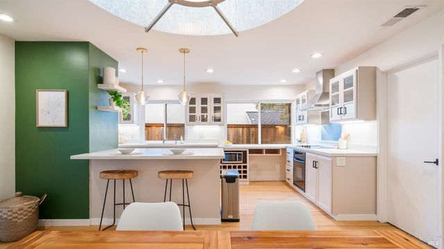 1881 Las Gallinas Ave, San Rafael, CA 94903