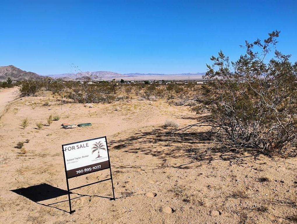 565 Inez Avenue, Landers, CA 92285