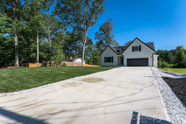 808 Maybank Drive, Hendersonville, NC 28739
