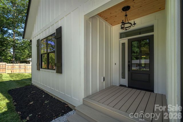 808 Maybank Drive, Hendersonville, NC 28739