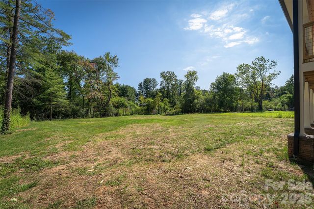 808 Maybank Drive, Hendersonville, NC 28739