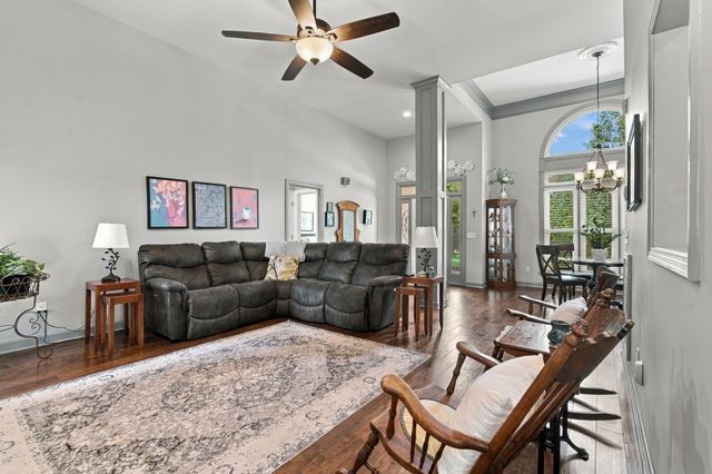 8207 Poplar Creek Rd, Nashville, TN 37221