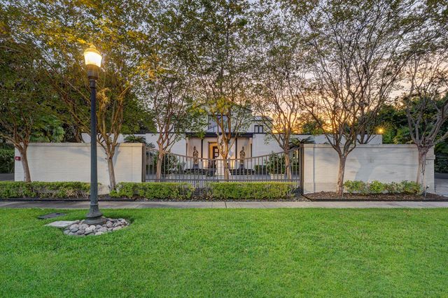 1814 Larchmont Road, Houston, TX 77019