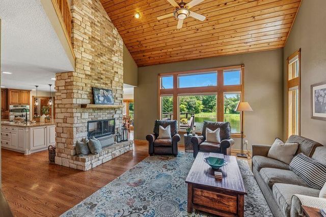 960 S Wayfare TRAIL, Summit, WI 53066