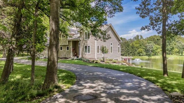960 S Wayfare TRAIL, Summit, WI 53066