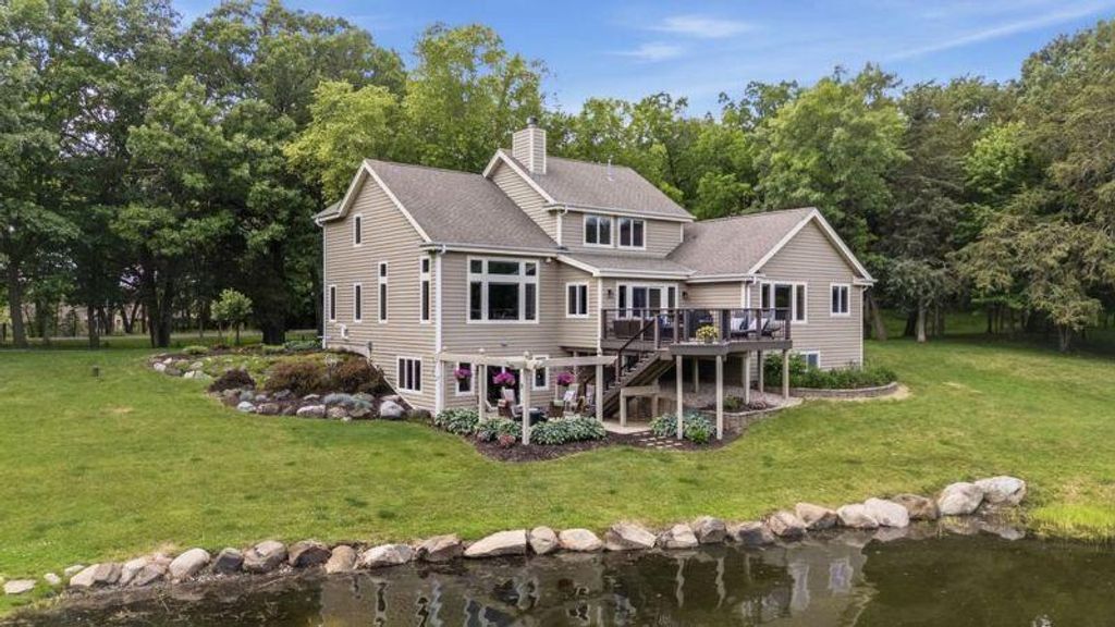960 S Wayfare TRAIL, Summit, WI 53066