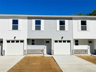 107 Oakwood Street, Holly, MI 48442