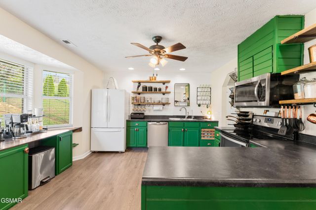 1301 Snappwood Drive, Sevierville, TN 37862