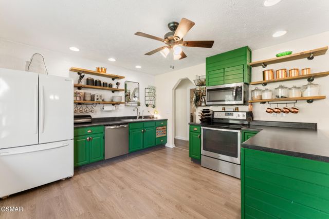 1301 Snappwood Drive, Sevierville, TN 37862
