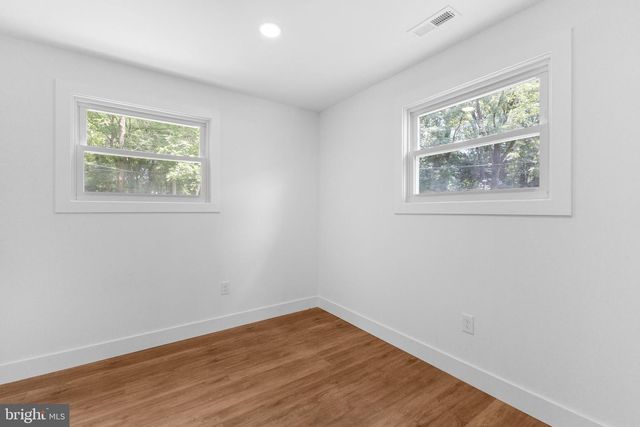 290 OXFORD VALLEY RD, Yardley, PA 19067