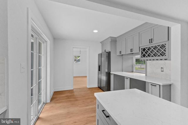 290 OXFORD VALLEY RD, Yardley, PA 19067