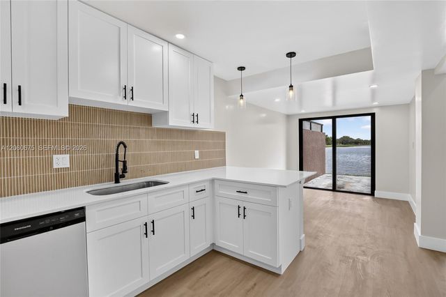 9575 NW 38th Pl, Sunrise, FL 33351