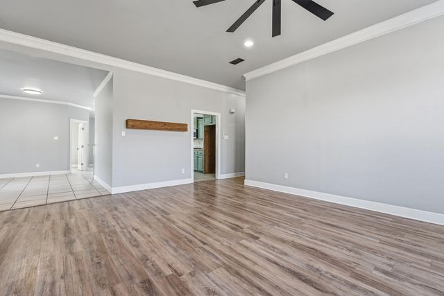 8202 Clinton Avenue, Lubbock, TX 79424