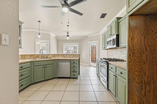 8202 Clinton Avenue, Lubbock, TX 79424