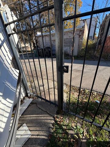 927 W 53rd Place, Chicago, IL 60609